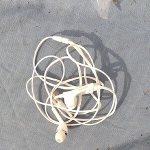 Samsung White Earbuds NWOT